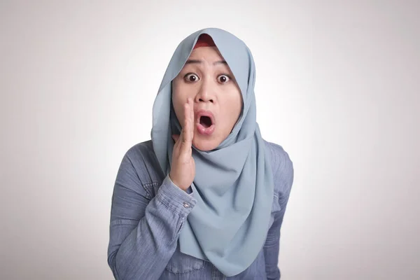 Portrait Young Asian Muslim Woman Wearing Hijab Shouting Yelling — Stock Photo, Image