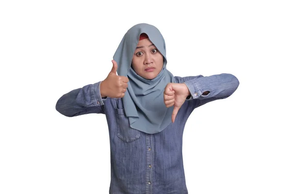亚洲穆斯林妇女的形象表现出大拇指上下摆动的姿态 好的和坏的决策观念 — 图库照片