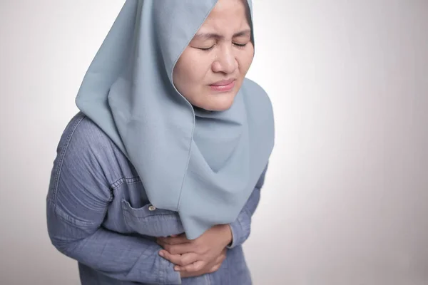 Porträt Einer Asiatischen Muslimin Mit Bauchschmerzen Gesundheit Und Medizinischem Konzept — Stockfoto