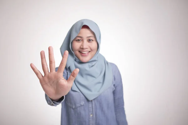 Portret Muzułmanki Ubranej Hidżab Patrzącej Aparat Uśmiechem Pokazującej Numer Pięć — Zdjęcie stockowe