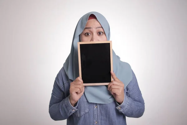 Мусульманская Женщина Хиджабе Покрывает Лицо Доской Анонимным Выражением Лица Шаблоном — стоковое фото