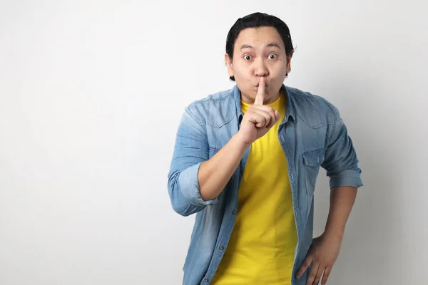 Retrato Joven Asiático Pidiendo Ser Tranquilo Gesto Silencio Concepto Silencio — Foto de Stock