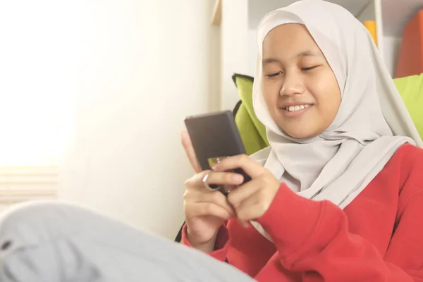 Happy Asian Muzułmanin Dziewczyna Sobie Hidżab Uśmiechnięty Podczas Przeglądania Koryta — Zdjęcie stockowe