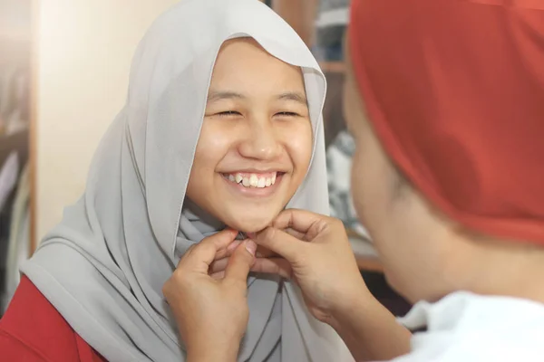 Muslimská Dívka Nosí Hidžáb Pomocí Své Matky Islám Náboženství Skromnost — Stock fotografie