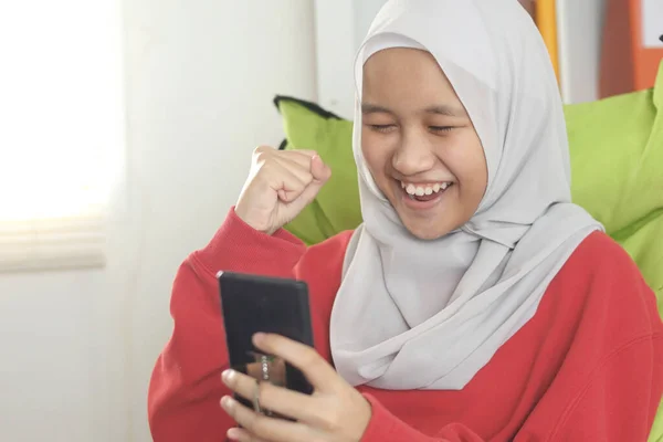 Muzułmanka Hidżabie Śmiejąca Się Radośnie Gdy Czyta Dobre Wieści Przez — Zdjęcie stockowe