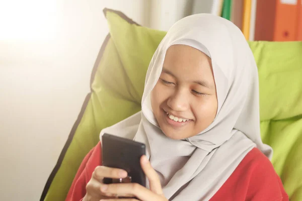 Happy Asian Muslim Girl Mengenakan Hijab Tersenyum Sambil Menjelajah Melalui — Stok Foto