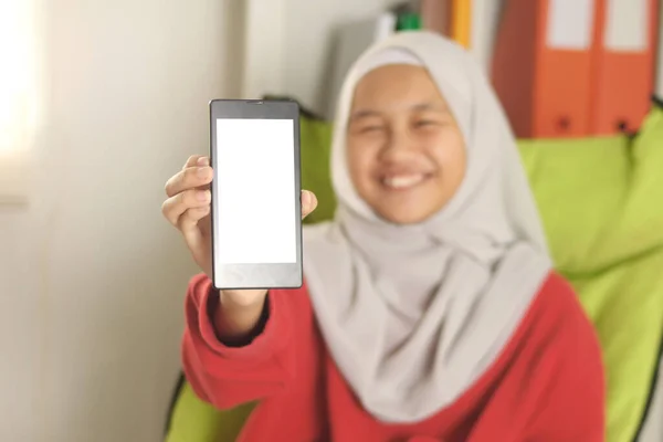 幸せな陽気なアジアのイスラム教徒の女の子身に着けているHijabショー彼女のスマートフォン 電話テンプレートモックアップ 選択的な焦点に電話 — ストック写真