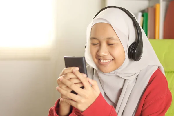 Happy Tersenyum Gadis Muslim Asia Mengenakan Jilbab Mendengarkan Musik Telepon — Stok Foto