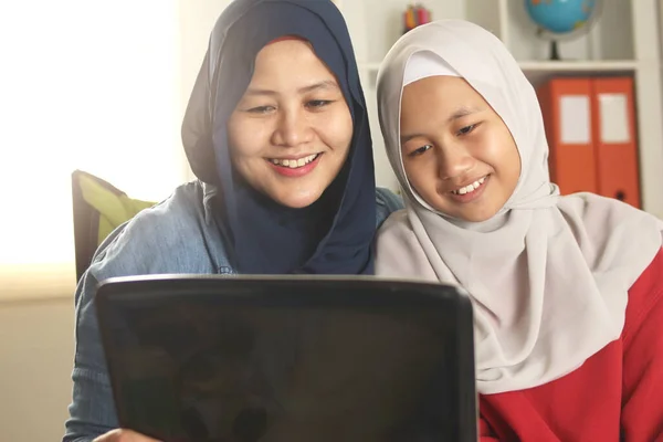 Asiático Muçulmano Mãe Filha Sorrindo Usar Laptop Juntos Navegar Internet — Fotografia de Stock