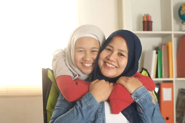 Happy Asijské Muslim Matka Dcera Trávit Kvalitní Čas Spolu Doma — Stock fotografie