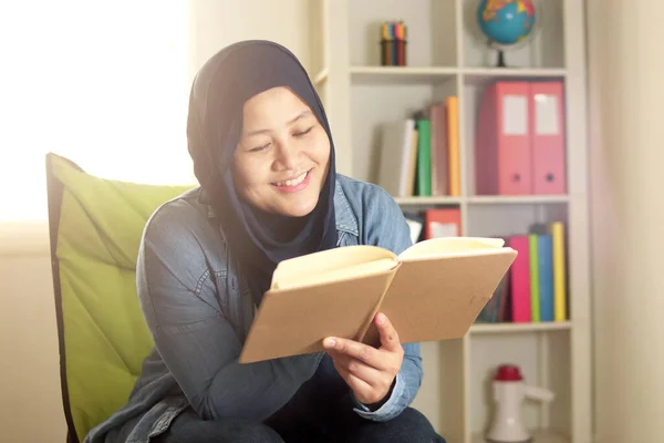 Porträt Einer Jungen Muslimischen Geschäftsfrau Mit Hijab Die Ihrem Haus — Stockfoto