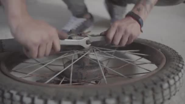 修理室内老式摩托车 — 图库视频影像