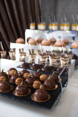 Resmi etkinlik için pastalarla süslenmiş bir masa. 