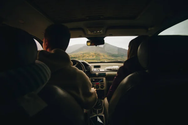 Guy Girl Traveling Mountains Crossover — Stock Photo, Image