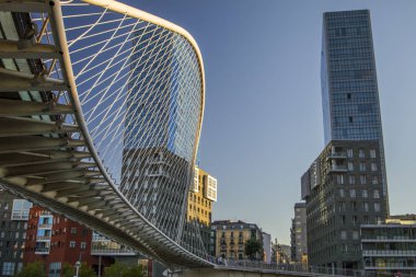 Isozaki Köprüsü ve kuleleri