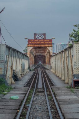 Eski ve paslı bir köprünün perspektifinde tren rayları