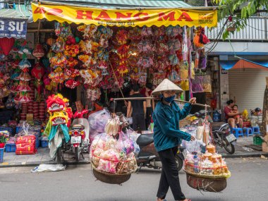 tipik Vietnamlı satıcı ve renkli dükkan