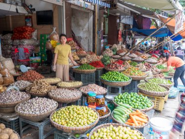 Tipik Vietnam pazarı, bir sürü yiyecek sepetleri.