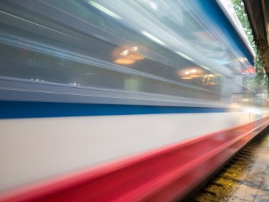 beyaz, mavi ve kırmızı tren yolu