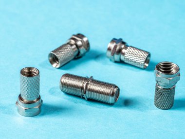 mavi arkaplanda televizyon anteni bağlantıları