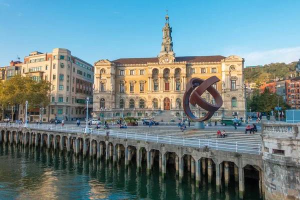 Nehrin yanındaki Bilbao sembolik binası.