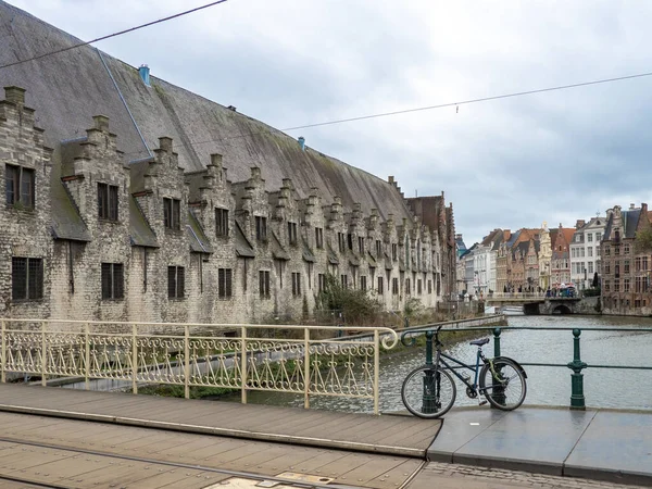 Gent 'in kanal kenarındaki loncaları.