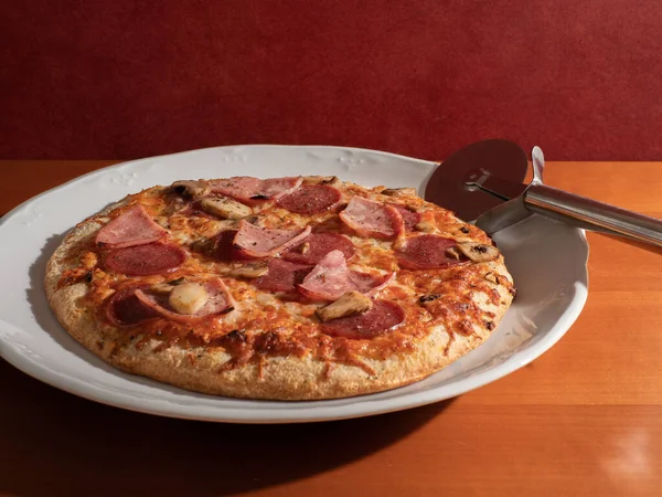 Beyaz tabakta ev yapımı pizza ve ahşap arka plan manzarası