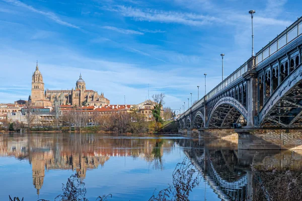 Salamanca Katedrali 'nin yansıması nehirde