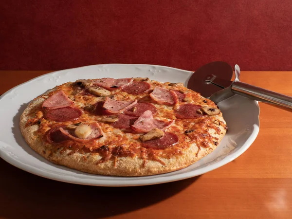 집에서 피자흰 접시와 보이는 스톡 사진