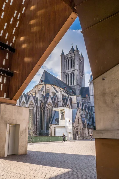 Aziz Niklas Kilisesi ile şehir manzarası, Ghent