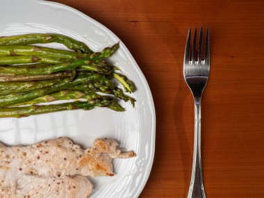 Tavuk göğsü ve kavrulmuş yeşil kuşkonmaz.