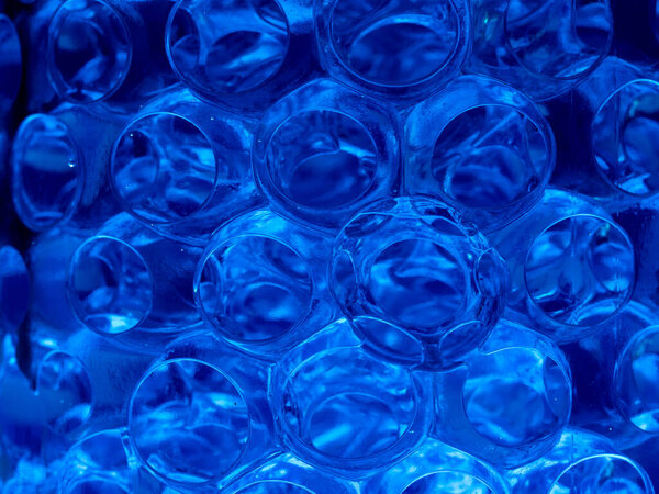 голубые прозрачные шарики в воде

