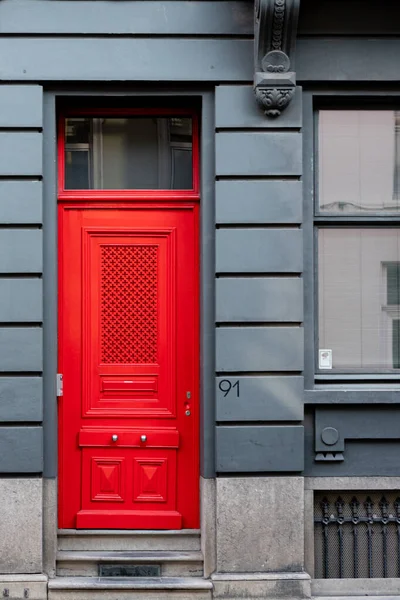 붉은 문 이 있는 회색 외관 로열티 프리 스톡 사진