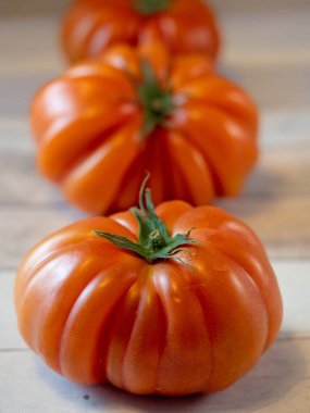 Aydınlık masada metal kovada domatesler