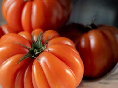 Aydınlık masada metal kovada domatesler