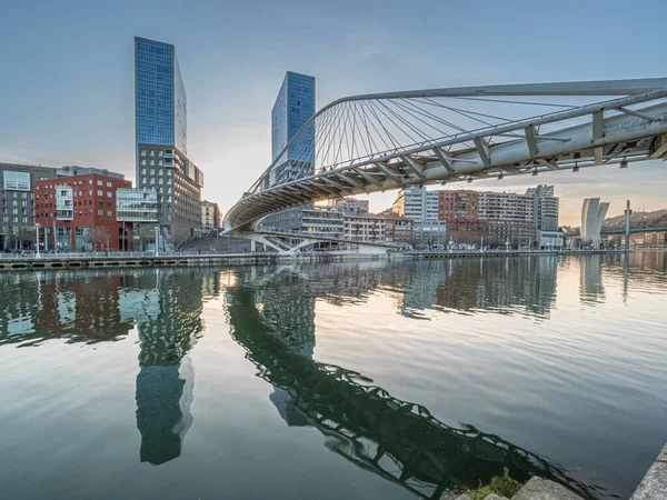 Rascacielos Gemelos Con Puente Blanco Que Cruza Río —  Fotos de Stock