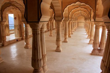 Amber Fort yakınındaki Jaipur, Rajasthan, Indi Sattais Katcheri salonunda