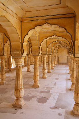 Amber Fort yakınındaki Jaipur, Rajasthan, Indi Sattais Katcheri salonunda