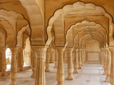 Amber Fort yakınındaki Jaipur, Rajasthan, Indi Sattais Katcheri salonunda