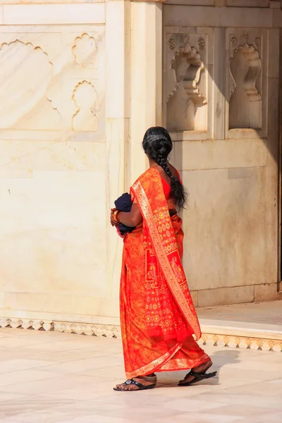 Kobieta spaceru w Khas Mahal, Agra Fort, Uttar Pradesh, Indie — Zdjęcie stockowe