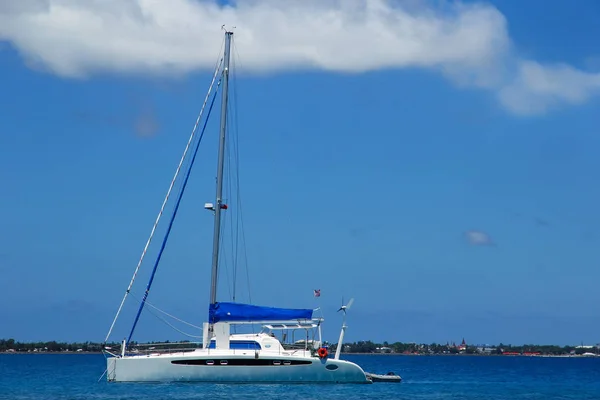 Zeilboot anchired in de buurt van Pangaimotu-eiland in Tonga — Stockfoto