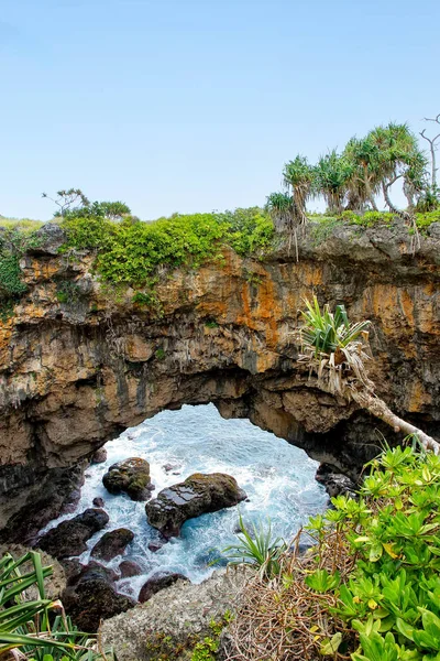 Natural land bridge Hufangalupe on the southern part of Tongatap — Stock Photo, Image