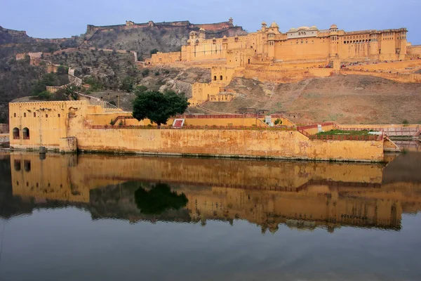 Amber Fort återspeglas i Maota sjön nära Jaipur, Rajasthan, Indien — Stockfoto