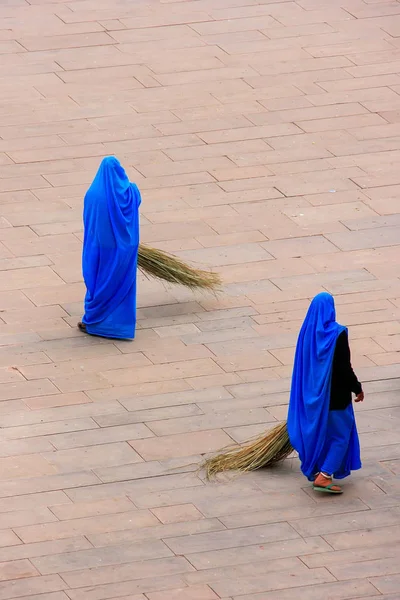 Women sweeping Jaleb Chowk - main courtyard of Amber Fort, Rajas — Stock Photo, Image