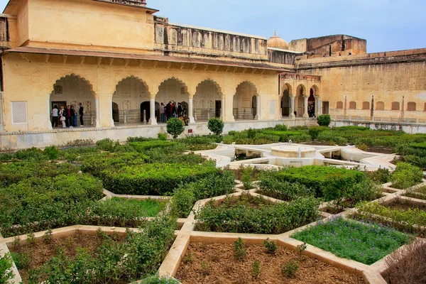 Čtyřúhelníkové zahrady na třetím nádvoří Amber Fort, Rajasthan, — Stock fotografie