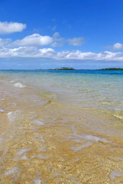 Acqua limpida sull'isola di Pangaimotu vicino all'isola di Tongatapu a Tonga — Foto Stock