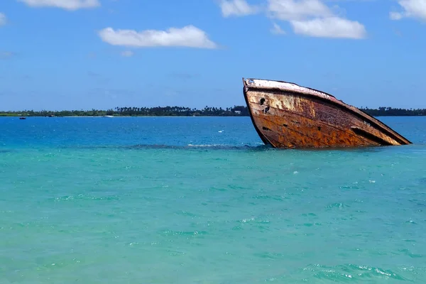 Kapal karam di lepas pantai pulau Pangaimotu dekat Tongatapu isla — Stok Foto