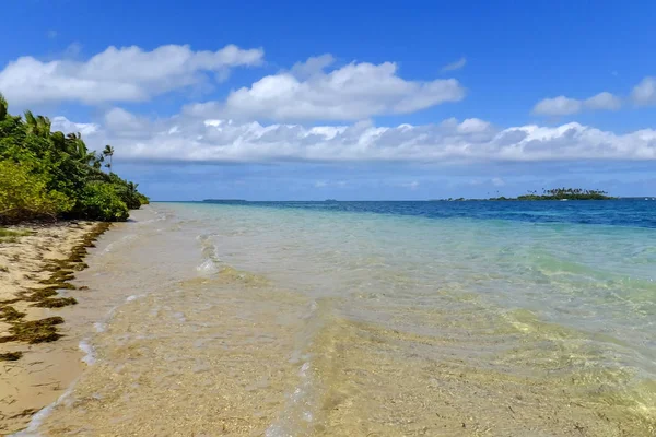 Klares Wasser auf der Insel Pangaimotu in der Nähe der Insel Tongatapu in Tonga — Stockfoto