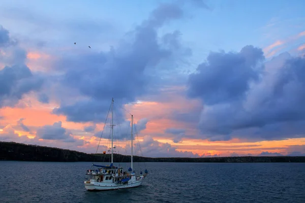 เรือใบใน Great Darwin Bay ที่พระอาทิตย์ขึ้น เกาะ Genovesa, Galapa — ภาพถ่ายสต็อก