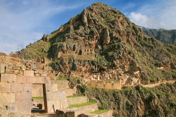 Fortaleza Inca con Terrazas y Colina del Templo en Ollantaytambo, Pe — Foto de Stock